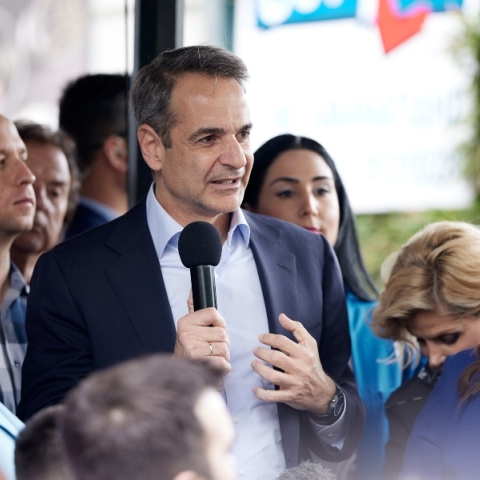 ανδρας μιλα στο μικροφωνο αναμεσα σε πληθος