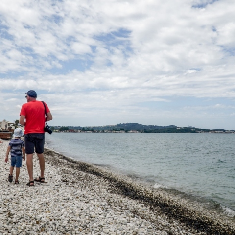 ανδρας με 2 παιδια στην παραλία