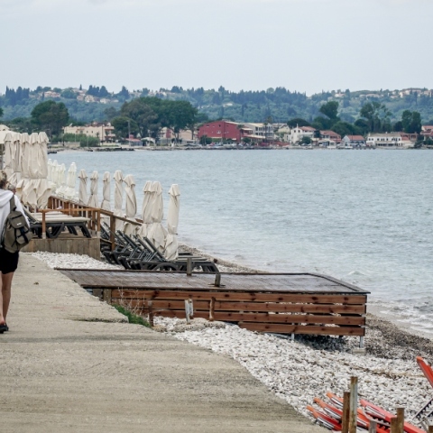 2 γυναικες στην παραλια