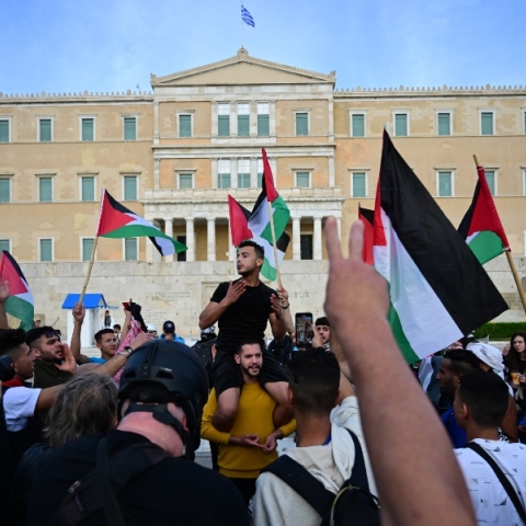 πλήθος κόσμου μπροστά από τη Βουλή