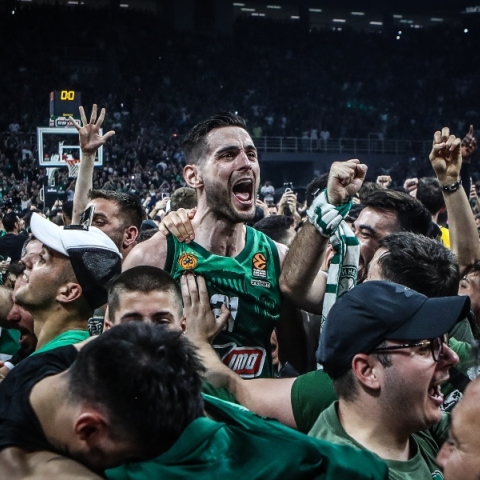 αθλητες και φιλαθλοι αγκαλιασμένοι στα πράσινα σε γήπεδο μπάσκετ