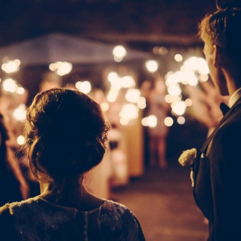 2 γυναίκες, 1 ανδρας, πυροτεχνήματα