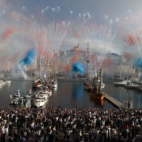 πλοια, λιμανι, κοσμος, πυροτεχνηματα