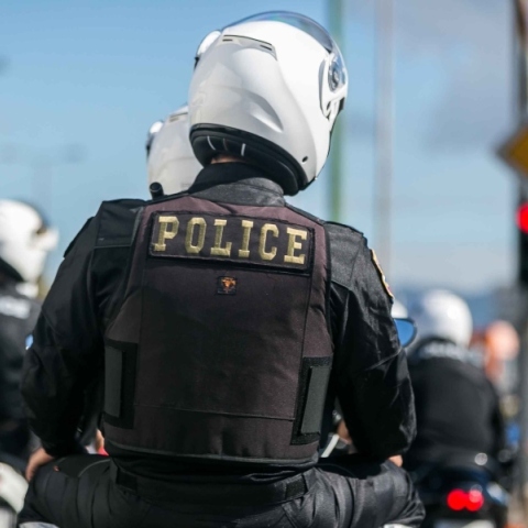 αστυνομικοι με κρανοι πανω σε μηχανη