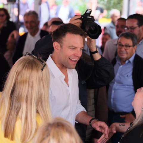 Ο Πρόεδρος του ΣΥΡΙΖΑ Στέφανος Κασσελάκης ανάμεσα απο θαυμαστές του