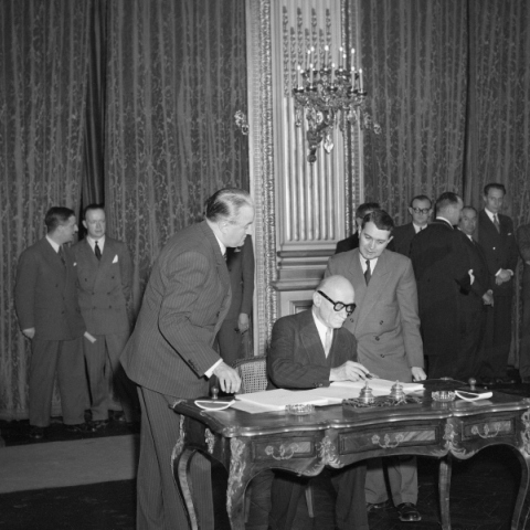 Ο Ρομπέρ Σουμάν υπογράφει τη Διακύρηξη