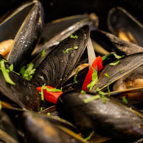 Μόστρα: ένα χάρμα μεζεδοπωλείο στη Χαριλάου