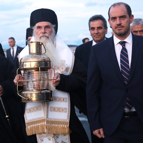 Ο Μάνος Βουλαρίνος γράφει για τη μεταφορά του «Αγίου Φωτός»