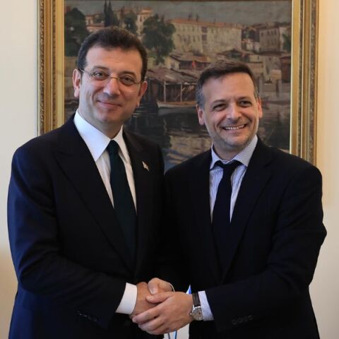 Οι δήμαρχοι Κωνσταντινούπολης Εκρέμ Ιμάμογλου και Αθηναίων Χάρης Δούκας