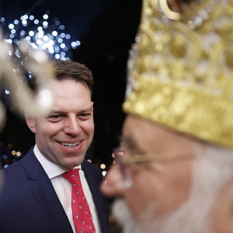 Ο Στέφανος Κασσελάκης με τον Μητροπολίτη Κέρκυρας το βράδυ της Ανάστασης