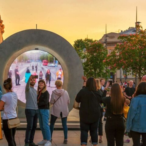 Portals: Ο Benediktas Gylys δημιούργησε μια φουτουριστική «γέφυρα» που συνδέει το Δουβλίνο με τη Νέα Υόρκη