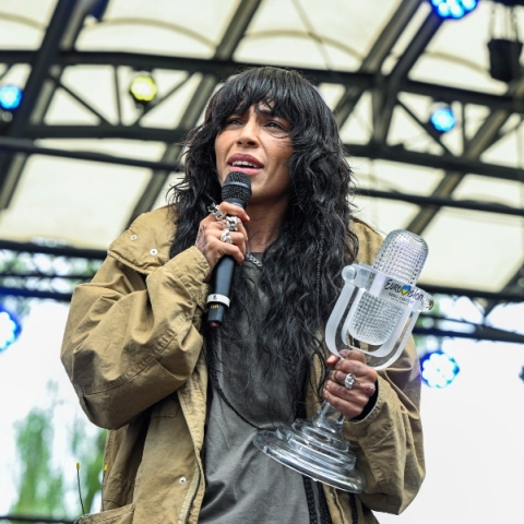 Η Loreen, μικρόφωνο, βραβείο