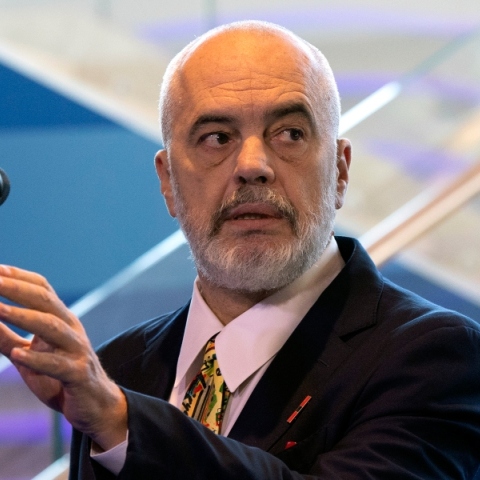 O Έντι Ράμα με μικρόφωνο