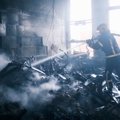 πυροσβεστης, σπιτι, συντριμμια