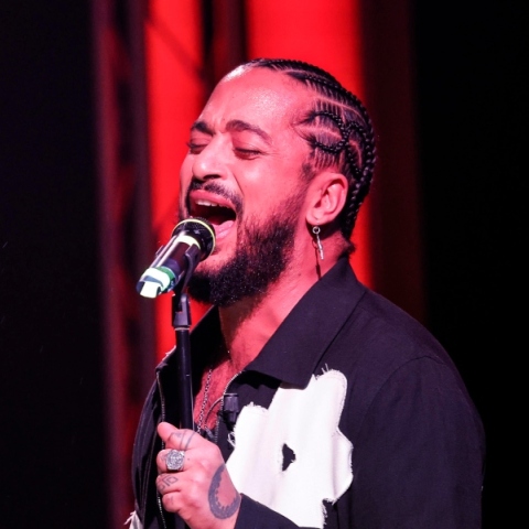 Ο Γάλλος Slimane Nebchi Τραγουδάει στο μικρόφωνο