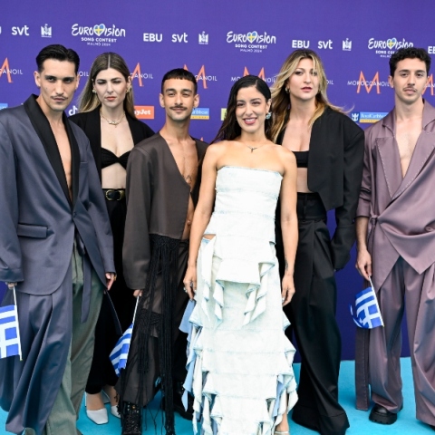 3 ανδρες, 3 γυναικες, σημαιες