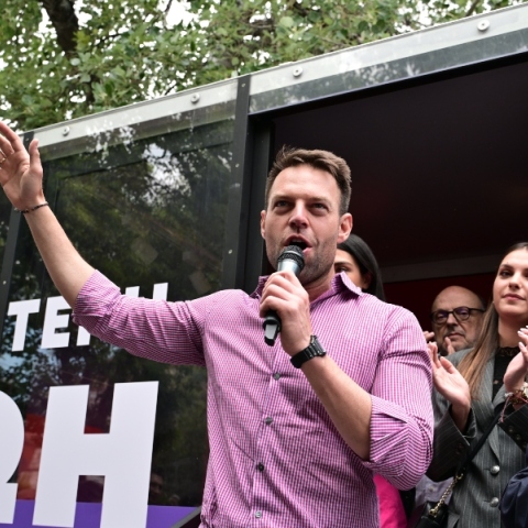 άνδρες, γυναίκες χειροκροτούν, λεωφορείο , μικρόφωνο, κάμερα, δέντρα