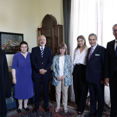 4 ανδρες, 3 γυναικες σε σπιτι, χαλί, πινακες, επιπλα