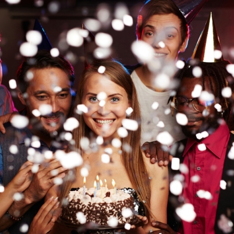 3 γυναίκες, 4 ανδρες, τουρτα, κερακια, φωτα