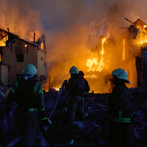 πυροσβεστες, φωτια, σπιτια