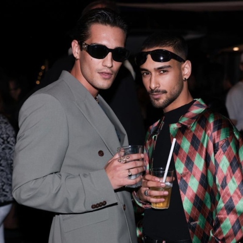 2 ανδρες, ποτηρια, κόσμος, κλαμπ