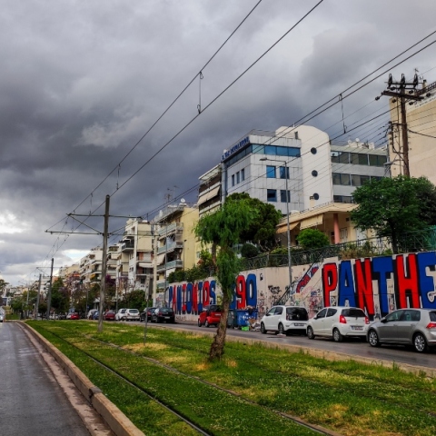 δρομος, αυτοκινητα, πολυκατοικίες, σύννεφα