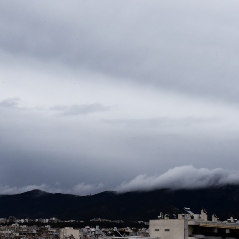 Παραμένει και την Τρίτη το νεφελώδες τoπίο με τοπικές βρόχες - Πού θα πέσουν ψιχάλες 