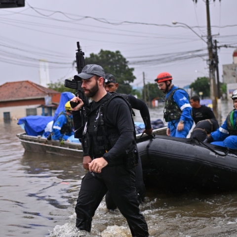 στρατιωτης, βαρκα, πλημμυρα