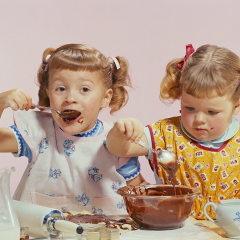 2 κοριστια μαγειρευουν και τρωνε γλυκα