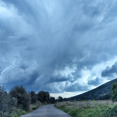 Καιρός σήμερα: Συννεφιά και τοπικές βροχές 