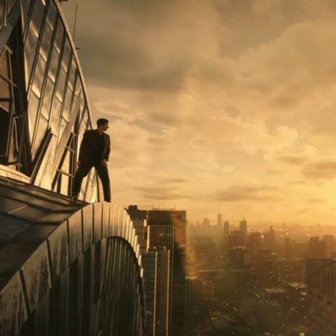 ανδρας πανω σε πολυκατοικια, ουρανος, συννεφα