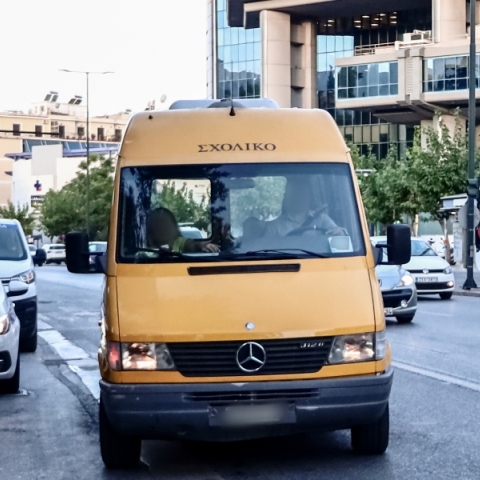 σχολικό λεωφορείο, αστυνομικοί, δρομος, οχηματα