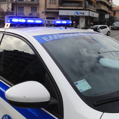 περιπολικο αστυνομιας, πολυκατοικίες, οχήματα, δρόμος