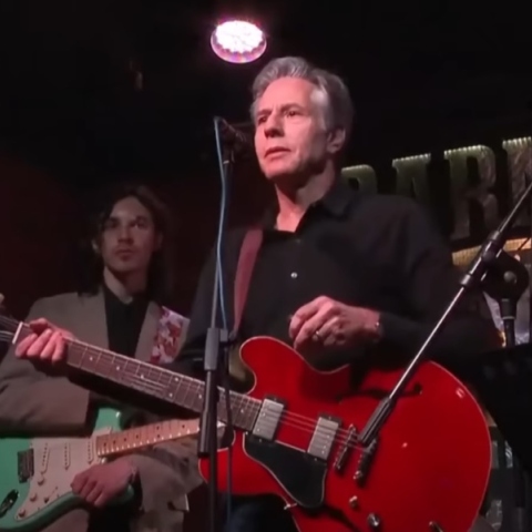 2 κιθαριστες στη σκηνή, κιθαρες, μικροφωνα