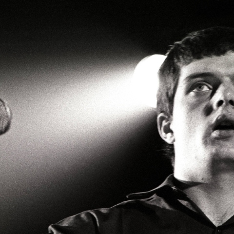  Ο Ian Curtis, μικρόφωνο