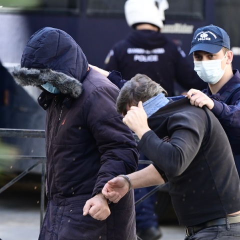 Κολωνός: Εισαγγελική πρόταση για παραπομπή σε δίκη 18 κατηγορουμένων για τη σεξουαλική κακοποίηση της 12χρονης