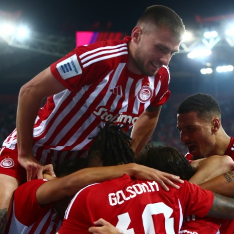 Ο Ολυμπιακός «γκρέμισε» την ΑΕΚ από την κορυφή και δίνει το πρωτάθλημα στον ΠΑΟΚ