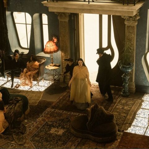 Η Μπέλα Μπάξτερ με ένα από τα χαρακτηριστικά κοστούμια του Poor Things σε σκηνή της ταινίας