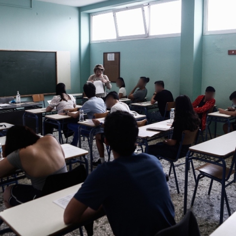 αιθουσα σχολειου, μαθητες, καθηγητρια