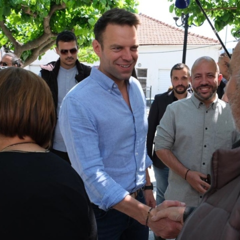 Κασσελάκης χειραψια, κοσμος, μικροφωνο