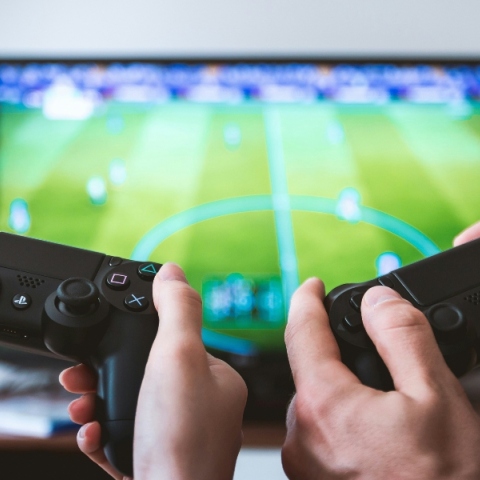 4 χερια κρατανε 2 χειριστήρια κοσνόλας, τηλεοραση