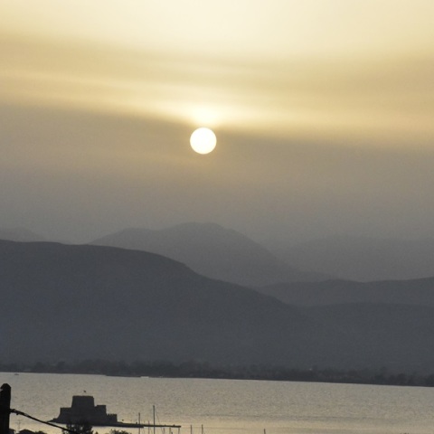 Συνεχίζει την επέλασή της η αφρικανική σκόνη - Νέα άνοδο θα σημειώσει η θερμοκρασία την Κυριακή 