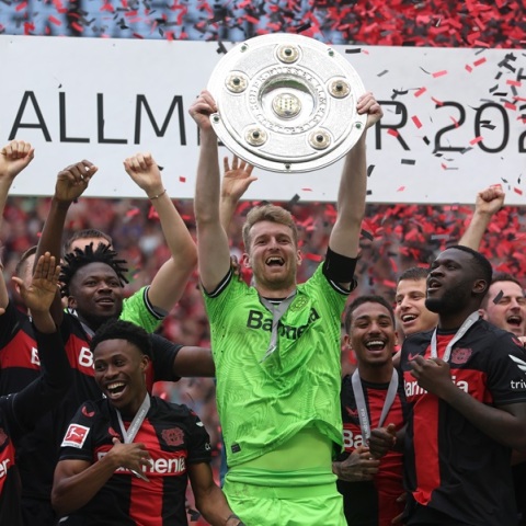 Ο αρχηγός της Λεβερκούζεν σηκώνει τη διάσημη «αλατιέρα»