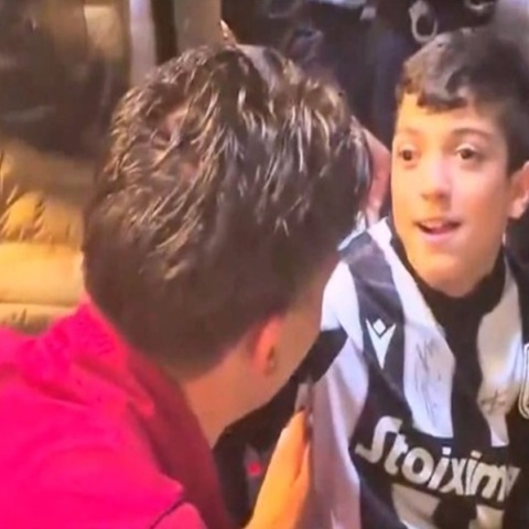 Καλεσμένος του Ολυμπιακού για τον τελικό του Conference League ο μικρός Γιαννάκης 