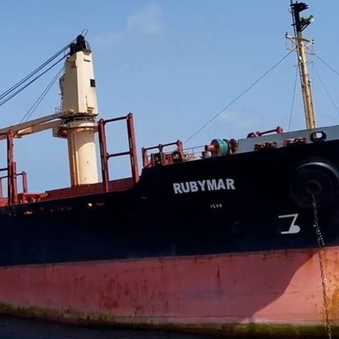 Ελληνόκτητο πλοίο χτυπήθηκε από τους Χούθι στην Ερυθρά Θάλασσα 