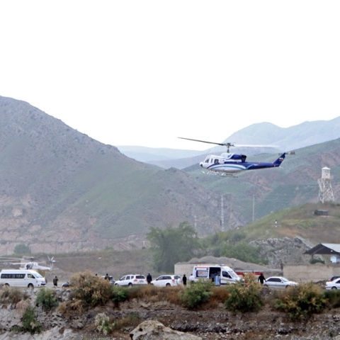 φωτογραφίες από τις έρευνες για την εύρεση του ελικοπτέρου του Εμπραχίμ Ραΐσι