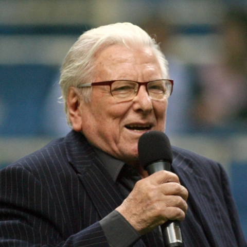 Ο Κώστας Βουτσάς με μικρόφωνο