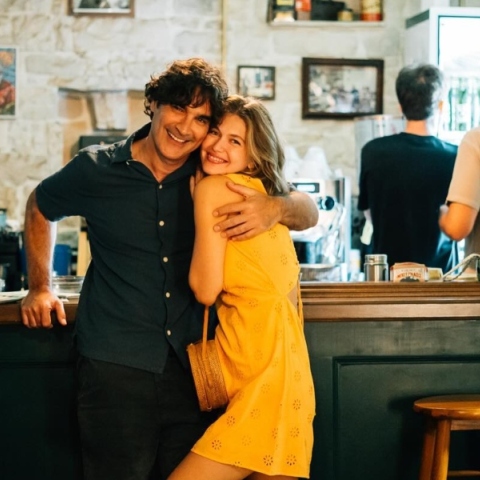 ανδρας, γυναικα αγκαλιασμένοι