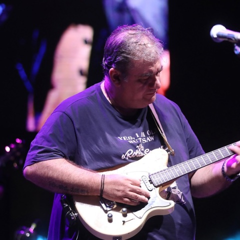 Ο Δημήτρης Σταρόβας ερμηνεύοντας στη σκηνή 