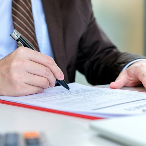 ανδρας συμπληρωνει αιτηση, στυλος